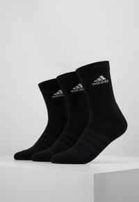 Mustad mustad sokid ribaga servadega, kolm paari eksponeeritud. Omavad valget Adidas logo ja kahte musta triipu keskel. Pehme tekstuur.