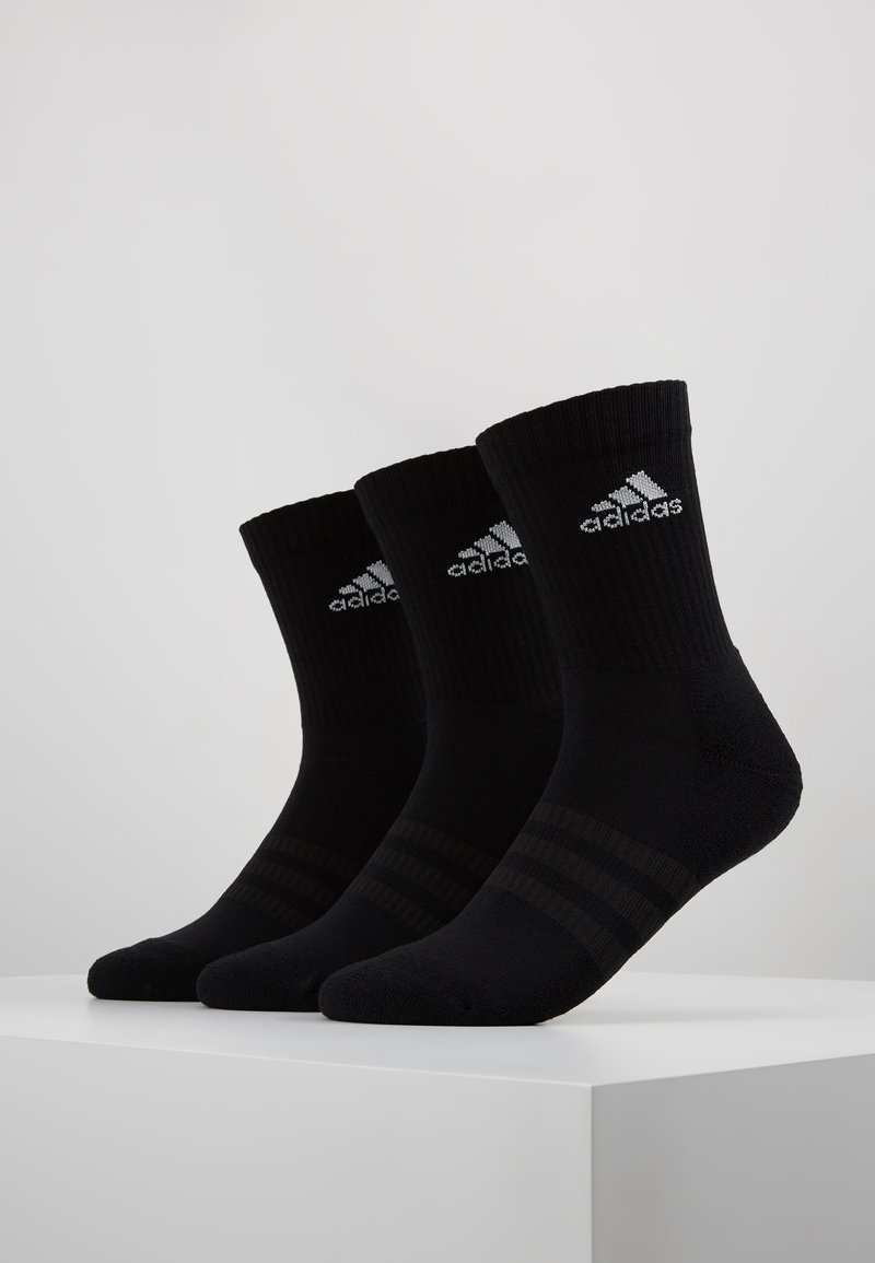 Mustad mustad sokid ribaga servadega, kolm paari eksponeeritud. Omavad valget Adidas logo ja kahte musta triipu keskel. Pehme tekstuur.