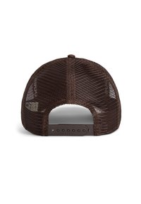 Cappello trucker in rete marrone con visiera curva, cinturino regolabile in plastica sul retro e dettagli di cucitura. Il design aperto offre traspirabilità.