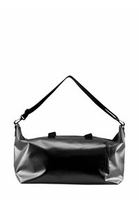 Zwarte waterdichte duffeltas, gemaakt van glanzend materiaal, heeft een afneembare schouderriem, handvatten aan de bovenkant en een ritsvak aan de voorkant.