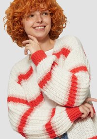 Chunky gebreide cardigan in het wit met gedurfde rode strepen. Heeft geribde manchetten en een open voorkant. Zachte textuur en losse pasvorm.