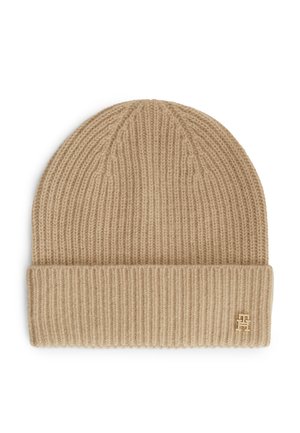 Beige geribbelde gebreide muts met omgeslagen boord en klein goudkleurig logodetail aan de rand van de boord.