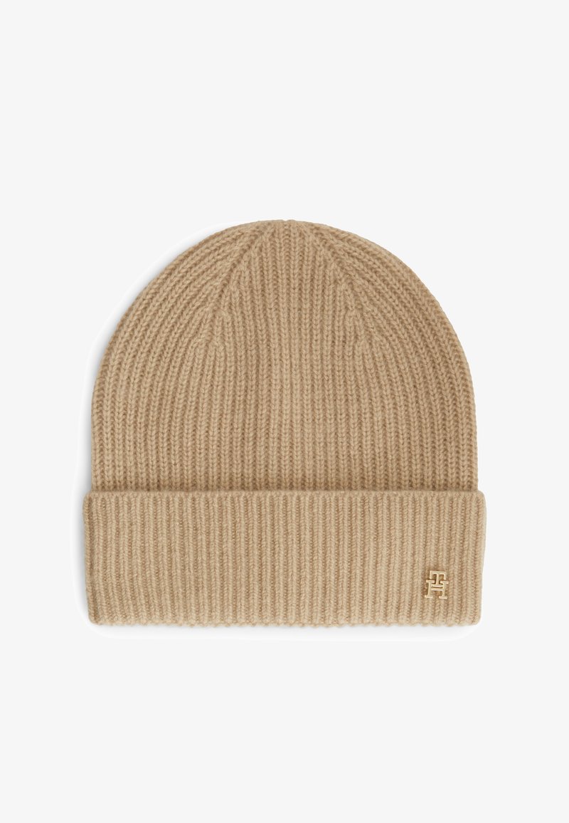 Bonnet beige en maille côtelée avec revers plié et petit détail logo doré sur le bord du revers.