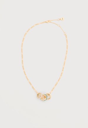 Collana a catena d'oro con tre anelli intrecciati, uno con piccoli cristalli, uno verde e uno in oro semplice, su sfondo chiaro.