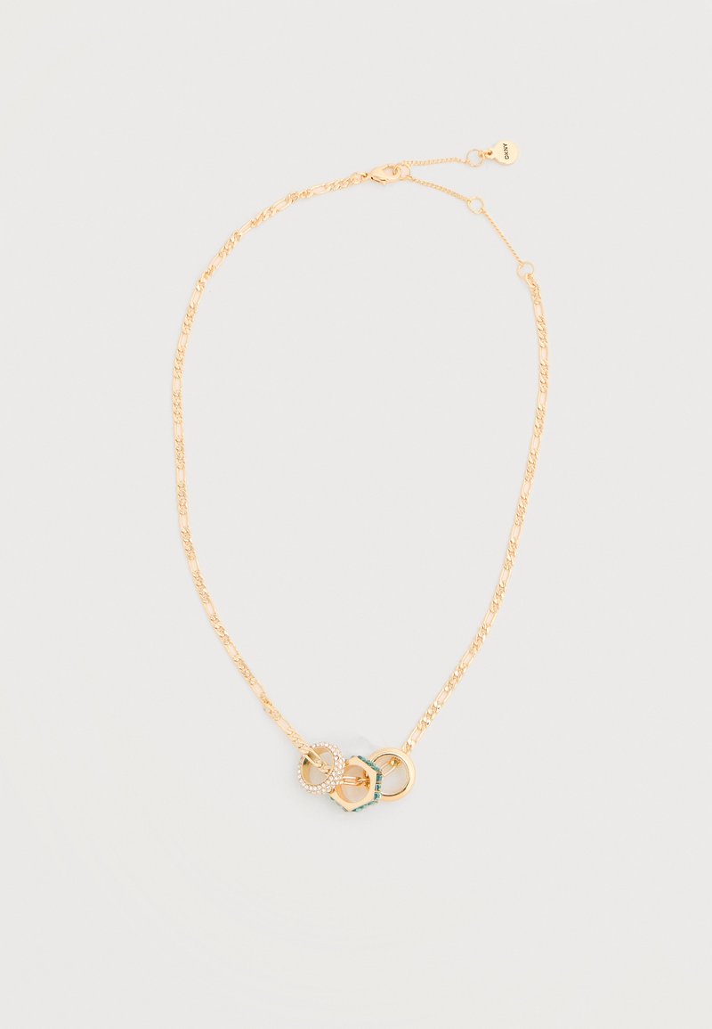 Κολιέ αλυσίδα από χρυσό με τρεις διασυνδεδεμένους κρίκους, έναν με μικρά κρύσταλλα, έναν πράσινο και έναν απλό χρυσό, σε φωτεινό φόντο.