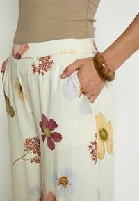 Desires HEIDI MID WAISTED - Trousers - p tofu print
