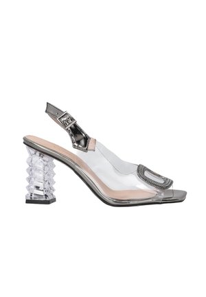 Durchsichtiger Kunststoff-Slingback-Schuh mit einem durchsichtigen, gestapelten Absatz, silbernen Akzenten und einem offenen Zehenbereich, der mit einer dekorativen Schnalle verziert ist.