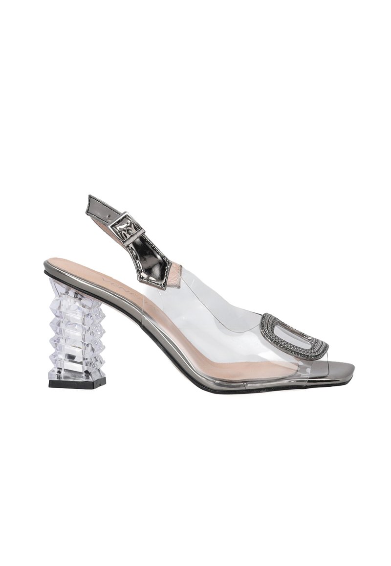 Heldere kunststof slingback schoen met een doorschijnende gestapelde hak, zilveren accenten en een open teen ontwerp met een decoratieve gesp detail.