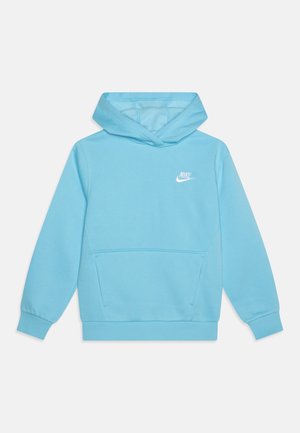 Jasnoniebieska bluza Nike z kapturem, z przednią kieszenią, długimi rękawami, ściągaczami na końcach rękawów oraz białym logo Nike na lewej piersi, wyeksponowana na białym tle.