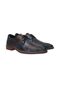Paire de chaussures de ville pour hommes, foncées et brillantes, avec un motif texturé de peau de serpent, design à lacets, et talons en bois.