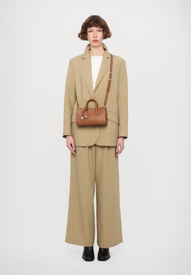 MICHAEL Michael Kors SCARLETT XBODY - Borsa a mano - brown
