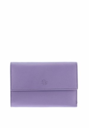 Portefeuille en cuir violet avec une finition texturée, doté d'un rabat et d'un logo embossé sur le devant. Forme compacte et rectangulaire.