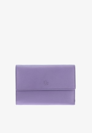 Portefeuille en cuir violet avec une finition texturée, doté d'un rabat et d'un logo embossé sur le devant. Forme compacte et rectangulaire.