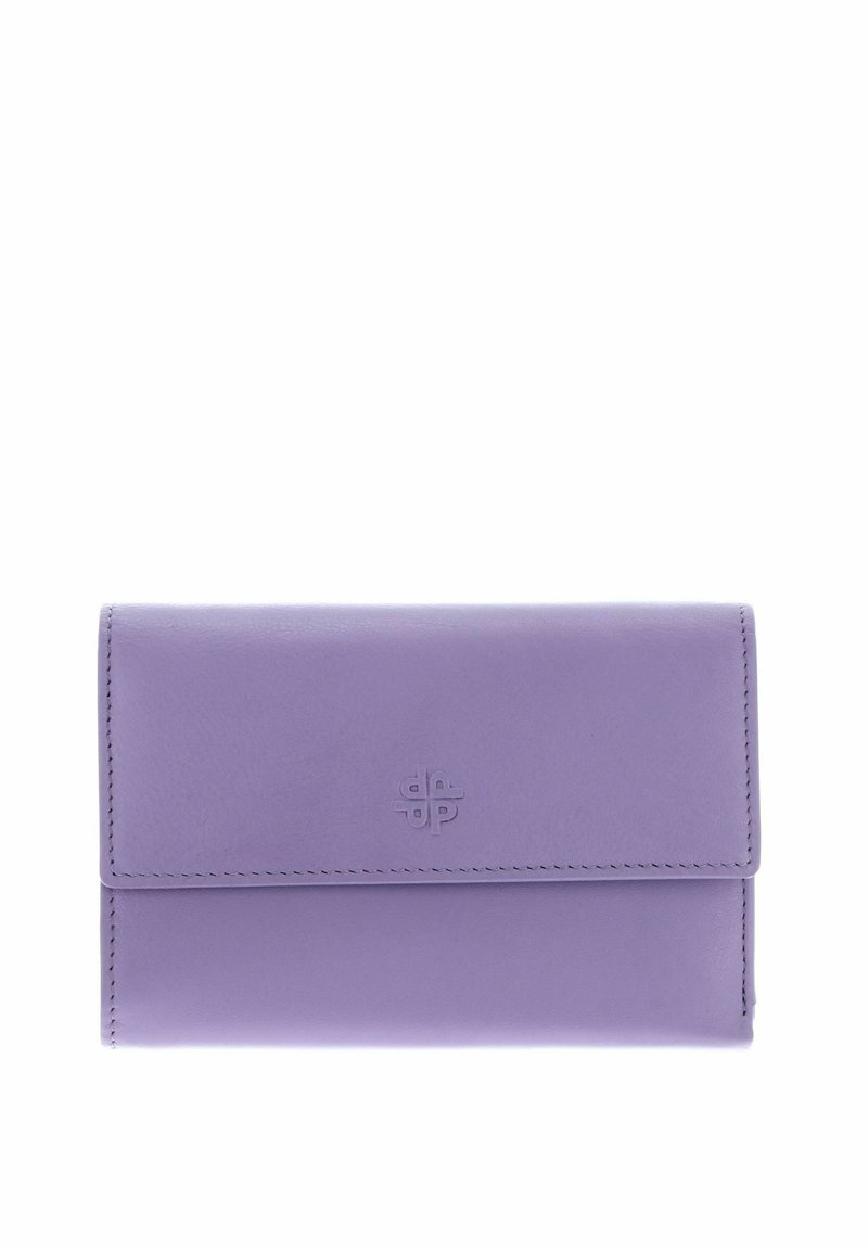 Portefeuille en cuir violet avec une finition texturée, doté d'un rabat et d'un logo embossé sur le devant. Forme compacte et rectangulaire.