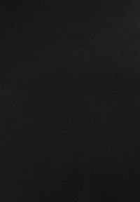 Tissu noir à rainures avec une texture lisse, présentant un motif régulier. Le matériau est extensible et de couleur uniforme.