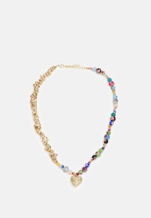 Bunte Perlenkette mit goldener Kette, die einen herzförmigen Anhänger trägt. Perlen in verschiedenen Formen und Größen, einschließlich gemusterter und einfarbiger Farben.