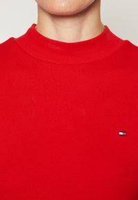 Tommy Hilfiger SLIM CODY CROP MOCK - Camiseta básica - fierce red