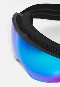Skibril met een zwart schuimframe en een verstelbare band, voorzien van een reflecterende lens met een blauw-paarse gradient. Gek textureerde zijpaneel.