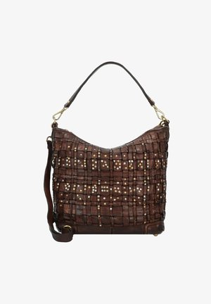 Borsa a mano in pelle intrecciata marrone con parte superiore curva, dotata di borchie metalliche e di una sola tracolla. Superficie testurizzata con dettagli intricati.