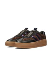 Zwarte sneakers met luipaardprint en een dikke rubberen zool, met metallic paarse accenten en vetersluiting, gemaakt van gestructureerd leer.
