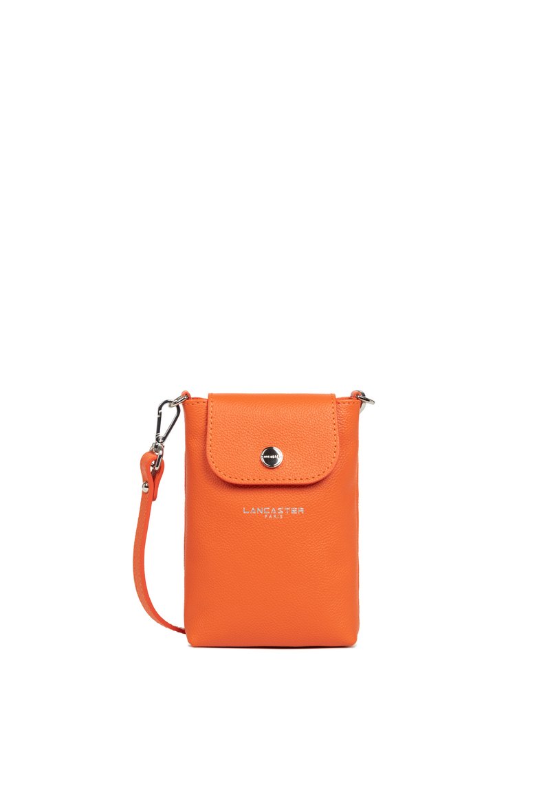 Borsa a tracolla in pelle arancione con patta frontale, hardware argentato e tracolla regolabile. Logo "LANCASTER PARIS" in rilievo sul frontale.