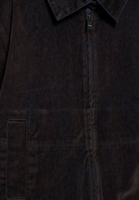 Rjava kordna jakna z zadrgo, nazobčastim ovratnikom in žepom na prsih, z gladko teksturo in subtilnim rebrastim vzorcem.