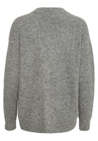 Maglione grigio a maglia con una vestibilità rilassata, caratterizzato da una texture morbida, scollo rotondo e maniche lunghe. Nessun motivo o accessorio visibile.