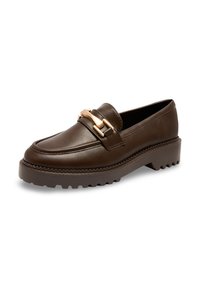 Mocassins en cuir marron avec un détail de boucle dorée, présentant une semelle plateforme surélevée et un design de semelle texturée.