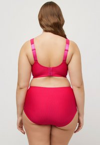 Rosa randig bikini med breda band. Overdelen har en krokstängning, medan den höga midjan på underdelen har en slät yta och elastisk midja.