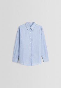 Ljusblå och vit, vertikalt randig långärmad skjorta med knäppning, spetsig krage och uppvikta ärmar p å en neutral bakgrund.