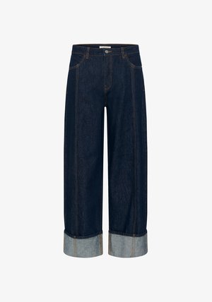 Džíny s širokými nohavicemi z tmavého denimu se středně praženým vzhledem, s ohrnutými lemy a kontrastním zlatým prošitím lemujícím kapsy a švy.