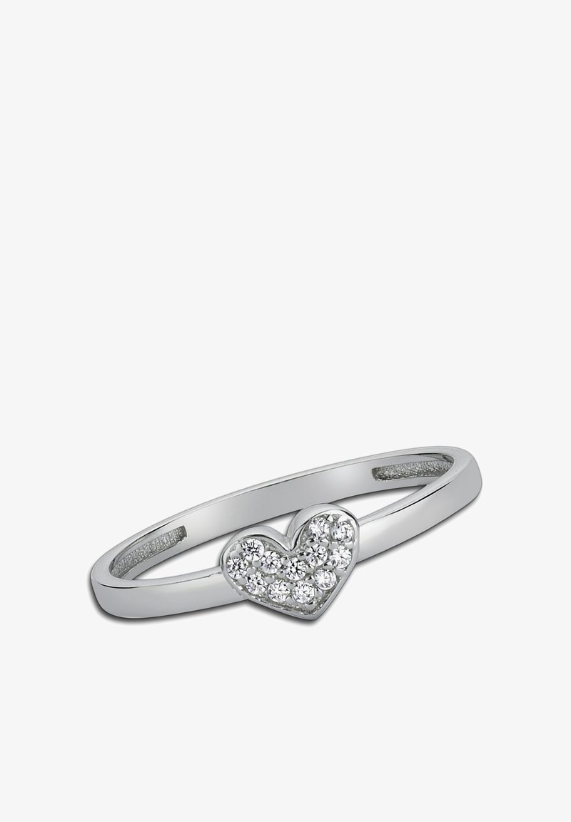 Bague en argent avec un design en forme de cœur orné de pierres claires rondes, surface polie et bande élégante.