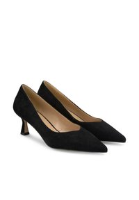 Scarpe con tacco alto in suede nero, con punta affilata e tacco a forma quadrata. Interno foderato liscio e design minimalista.