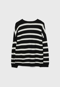 Pull tricot noir et blanc à rayures horizontales, manches longues et encolure ronde sur un fond clair uni.
