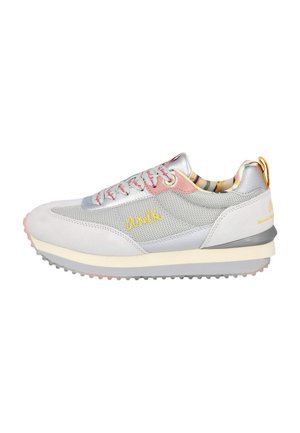 Zapatillas de ante gris y malla con acentos en rosa. Cuentan con cordones rosas, un forro de patrón colorido y una entresuela blanca con una suela de goma texturizada.