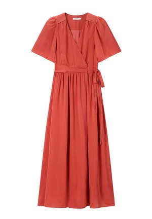 Robe portefeuille orange rouille avec manches courtes bouffantes, col en V, taille froncée et ceinture à nouer sur le côté, tombant à une longueur midi.