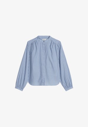 Niebieska bluzka z długim rękawem w białe pionowe paski, z marszczonymi ramionami, mankietami na guziki i małym kołnierzykiem z górnym guzikiem.