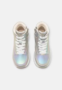 Hochschuh-Sneaker aus irisierendem Synthetikmaterial mit weißen Schnürsenkeln, einem gemütlichen Innenfutter und einer kontrastierenden Sohle, sowie einem Reißverschluss an der Seite.