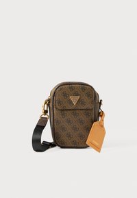 Braune, monogrammierte Umhängetasche mit goldfarbenen Beschlägen, dreieckigem Logo, verstellbarem Riemen und angebrachtem Lederetikett. Kompaktes, rechteckiges Design.