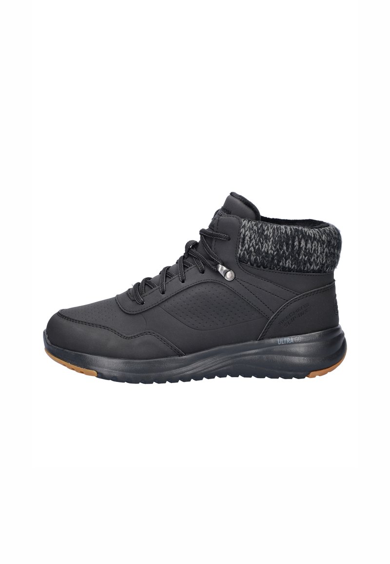 Zwarte mid-top sneakers van synthetisch materiaal met een gemarmerde kraag, vetersluiting aan de voorkant en rubberen zool met een bruine accent.