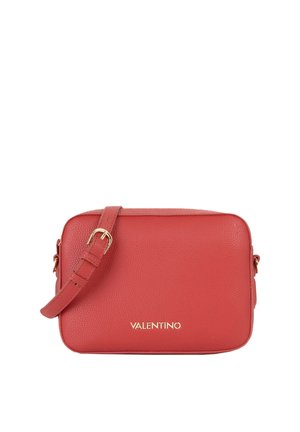 Borsa a tracolla Red Valentino con trama martellata, tracolla regolabile, fibbia dorata e logo dorato sul davanti.