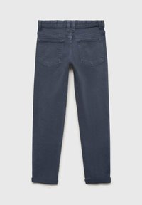 Temno modri jeans z ozkim krojem, petimi žepi in zavihanimi robovi. Tkanina je gladka, s klasičnim dizajnom in discretno šivanjskimi detajli.