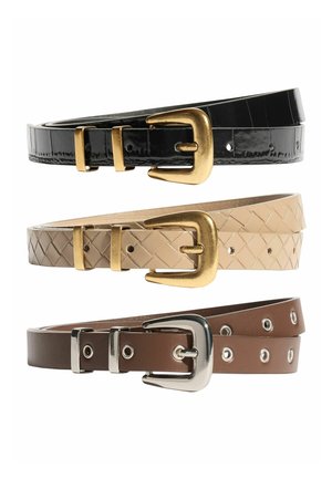Drei Gürtel präsentiert: schwarzes glänzendes Leder mit goldener Schnalle, gewebtes beiges Leder mit goldener Schnalle und braunes Leder mit metallischer Schnalle und Ösen.