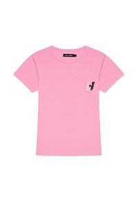 Różowa bawełniana koszulka z krótkimi rękawami, okrągłym dekoltem i małym czarnym logo nadrukowanym na lewej klatce piersiowej. Gładka tekstura.