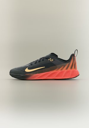 Fekete és narancssárga atlétikai futócipő sárga swoosh logóval, narancssárga texturált talppal és sarokhúzó pánttal semleges háttéren.