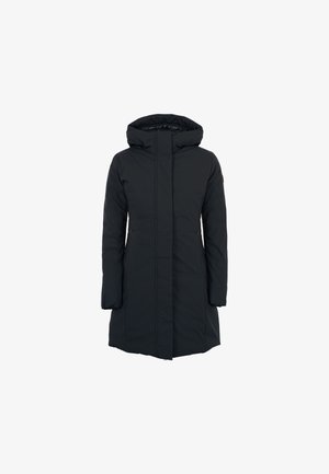 Abrigo negro largo tipo puffer con cuello alto y capucha adjunta. Presenta un corte recto, textura suave y dos bolsillos laterales.
