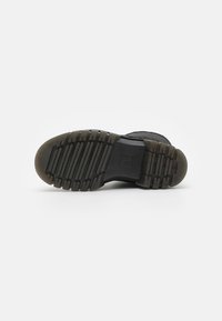 Dr. Martens AUDRICK PADDED - Aulinukai su platforma - black