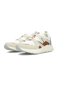 Zapatillas blancas y gris claro con acentos de ante en marrón y azul. Presentan una parte superior de malla, cierre de cordones y suela de goma texturizada.