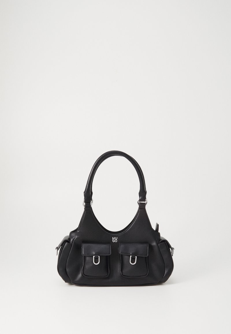 Svart läderhandväska med dubbla framfickor, rundad topphandtag, silverfärgad hardware och en slät yta. Logotypen syns på framsidan.