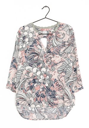 Blouse multicolore avec un motif floral en marine, rose et blanc. Elle possède un décolleté en forme de scoop, des manches trois quarts et une coupe fluide.